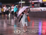 22日下午6点，郑州发布雷雨大风蓝色预警，突如其来的大风降雨让刚下班市民措手不及。（来源：大河客户端 记者 张琮） - 河南一百度