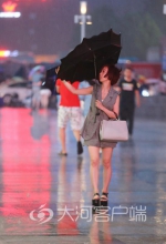 狂风暴雨中的郑州：路人风中凌乱伞被吹烂 - 河南一百度