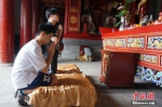 组图：郑州高考考生 文庙祭拜孔子祈好运 - 河南一百度
