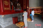 组图：郑州高考考生 文庙祭拜孔子祈好运 - 河南一百度