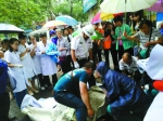 郑州街头孕妇雨中顺利产子 路人成亲人 - 河南一百度