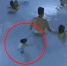 5岁男孩泳池溺水拼命挣扎 周围多名泳客无人理会发现 直至失去意识漂浮 - 河南频道新闻