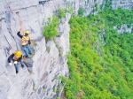 焦作太行山区捅山工清理山体危石 百米高空悬吊绝壁钢钎捅山 - 河南一百度