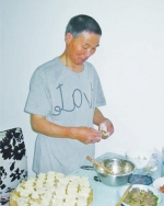 　　曹延召返回武汉前，父亲为他包饺子。图片由受访人提供 - 河南一百度