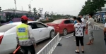 组图：郑州一豪车无视交警 多次猛撞另一车后扬长而去 - 河南一百度