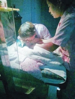 婴儿呼吸骤停 洛阳医生对患儿人工呼吸抢回生命 - 河南一百度