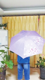 郑州少年外出遇暴雨过路女子赠伞相助 少年家长欲还伞道感激 - 河南一百度