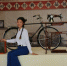 资料图 图为工作人员展示80年代的居家三件套： 永久自行车、黑白电视机、缝纫机 黄诗立 摄 - 河南新闻图片网