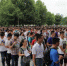 资料图：数千名考生加上送考家长，考场前人头攒动。 图片来源：视觉中国 - 河南新闻图片网