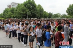 资料图：数千名考生加上送考家长，考场前人头攒动。 图片来源：视觉中国 - 河南新闻图片网