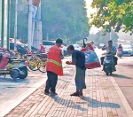 环卫阿姨将早餐赠盲人流浪者 盲人跪地感谢暖哭网友 - 河南一百度