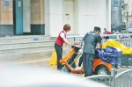 一场阵雨过后郑州街头现暖心善举：爱心人士护送残疾女子上车 - 河南一百度