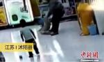 男子疯狂殴打亲生女儿被拘留 只因其擅自带弟弟外出 - 河南频道新闻