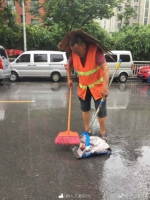 致敬！郑州环卫工暴雨中头顶纸箱扫垃圾 - 河南一百度