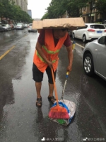 致敬！郑州环卫工暴雨中头顶纸箱扫垃圾 - 河南一百度