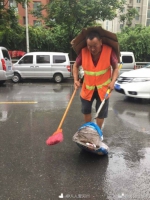 致敬！郑州环卫工暴雨中头顶纸箱扫垃圾 - 河南一百度