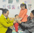 资料图：湖北宜昌多个“单独二孩”家庭拍摄全家福，在镜头前秀幸福。 - 供销合作总社
