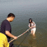 鹤壁一年轻女子不慎落水 幸得民警搭救 - 河南一百度