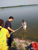 鹤壁一年轻女子不慎落水 幸得民警搭救 - 河南一百度