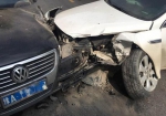 郑州街头两辆私家车车相撞 一车车轮撞“劈叉” - 新浪河南