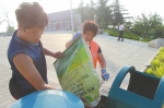 三门峡中学老师李新安在公园义务捡垃圾快两年 不止是孝…… - 河南一百度