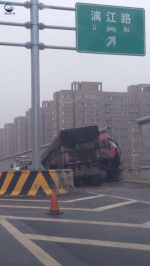 郑州京广路漓江路发生车祸 货车车头受损扭成90度 - 新浪河南