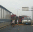 郑州高架上货车扭90度堵死出口 疑似司机打瞌睡 - 河南一百度