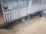 郑州高架上货车扭90度堵死出口 疑似司机打瞌睡 - 河南一百度