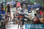 郑州突降暴雨 猝不及防的市民身披黑塑料袋挡雨 - 河南一百度