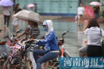 郑州突降暴雨 猝不及防的市民身披黑塑料袋挡雨 - 河南一百度