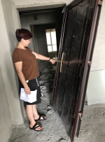 郑州业主头天交付新房 第二天房门被砸掉 - 新浪河南
