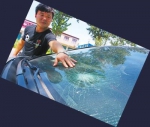 周口小伙陈亚辉追凶，凶徒将其车窗砸坏，他仍穷追不舍。记者于扬摄影 - 河南一百度