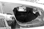 陈亚辉第一次把抢夺者逼停后，抢夺者把他的车窗砸了个窟窿。 - 河南一百度