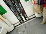 郑州地铁一号线惊魂一幕：20多岁小伙吐血昏厥 - 河南一百度