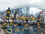 乱停乱放 郑州几家共享单车被交警“贴条”了 - 河南一百度