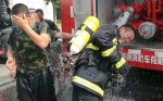 漯河仓库爆燃殃及私家车 消防员喝降暑药上战场 - 河南一百度