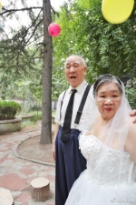 郑州姑娘为结婚65周年的爷爷奶奶拍婚纱照 - 河南一百度