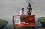 郑州街头放一箱硬币每人应急时最多取5个 镜头让人暖哭！ - 河南一百度