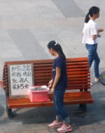 郑州街头放一箱硬币每人应急时最多取5个 镜头让人暖哭！ - 河南一百度