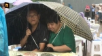 拼！安阳老板请客遇雨，千人撑伞吃鱼喝汤 - 河南一百度