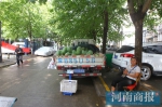 中！郑州30个小区拉条幅欢迎瓜农 管喝还管住 - 河南一百度