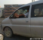 郑州一高架上司机边开车边抠脚 还把脚伸出窗外 - 河南一百度