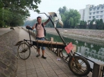 许昌男子自制40公斤重单车欲游全省,父亲担心一路跟随 - 河南一百度