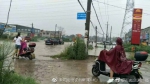 郑州暴雨来袭：市区多处现积水点 市民开车如开船 - 河南一百度