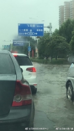 郑州暴雨来袭：市区多处现积水点 市民开车如开船 - 河南一百度