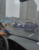郑州高架一私家车爆胎失控 车辆受损严重 - 新浪河南