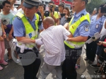 郑州交警集中整治非机动车违法行为 大量共享单车被拉走 - 河南一百度