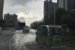 郑州强降雨积水较深 车辆"行路难"挑中间车道走 - 河南一百度