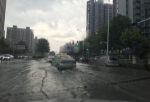 郑州强降雨积水较深 车辆"行路难"挑中间车道走 - 河南一百度