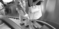 曝武汉地铁恶心男 男子偷拍白色短裙的女生裙底【图】 - 河南频道新闻